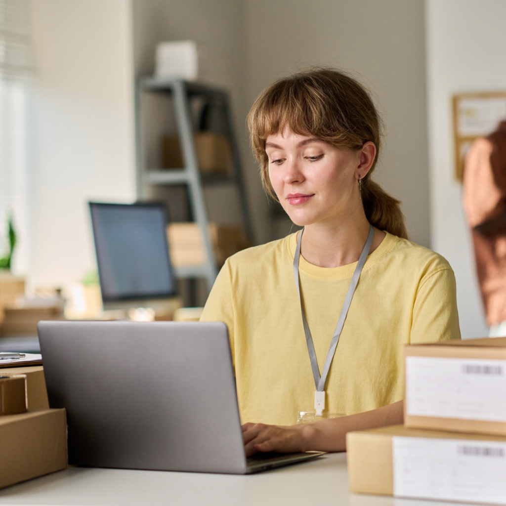 Mujer observando la pantalla, representando la tecnología de Inteligencia Artificial de ChateCommerce diseñada para recuperar ventas y escalar operaciones en tiendas online.